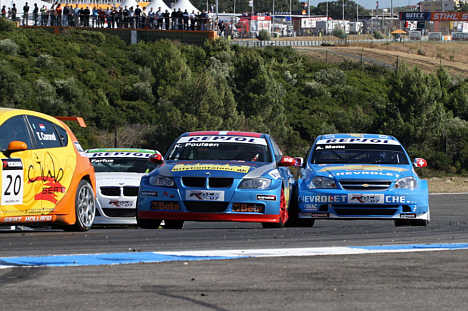 Kristian Poulsen i BMW i nærkamp med tre af verdens bedste professionelle standardvognkørere. Fra venstre hollænderen Tom Coronel i Seat, brasilianeren Augusto Farfus i BMW og schweizeren Alain Menu i Chevrolet.